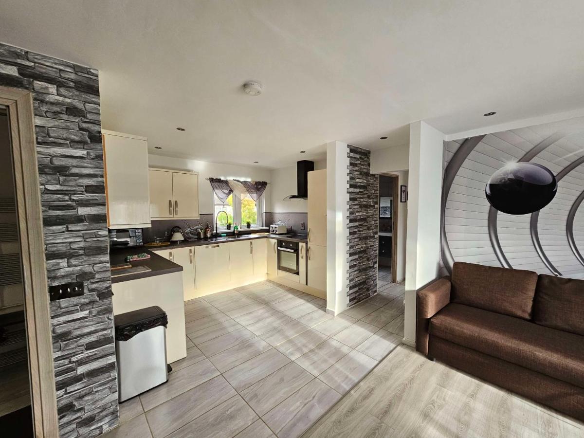 Апартаменты Modern Urban Haven: Stylish Getaway Лисберн Экстерьер фото