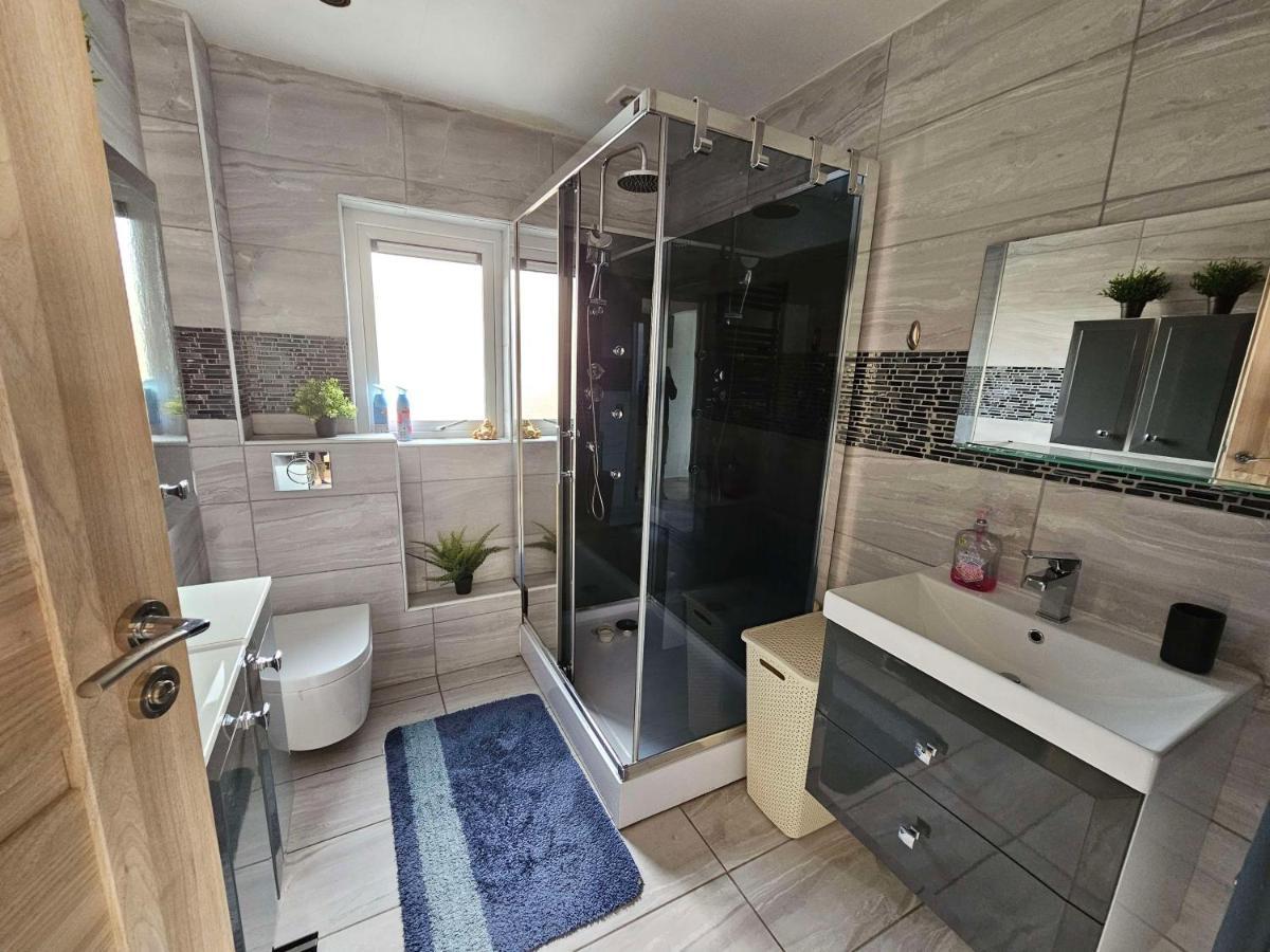 Апартаменты Modern Urban Haven: Stylish Getaway Лисберн Экстерьер фото